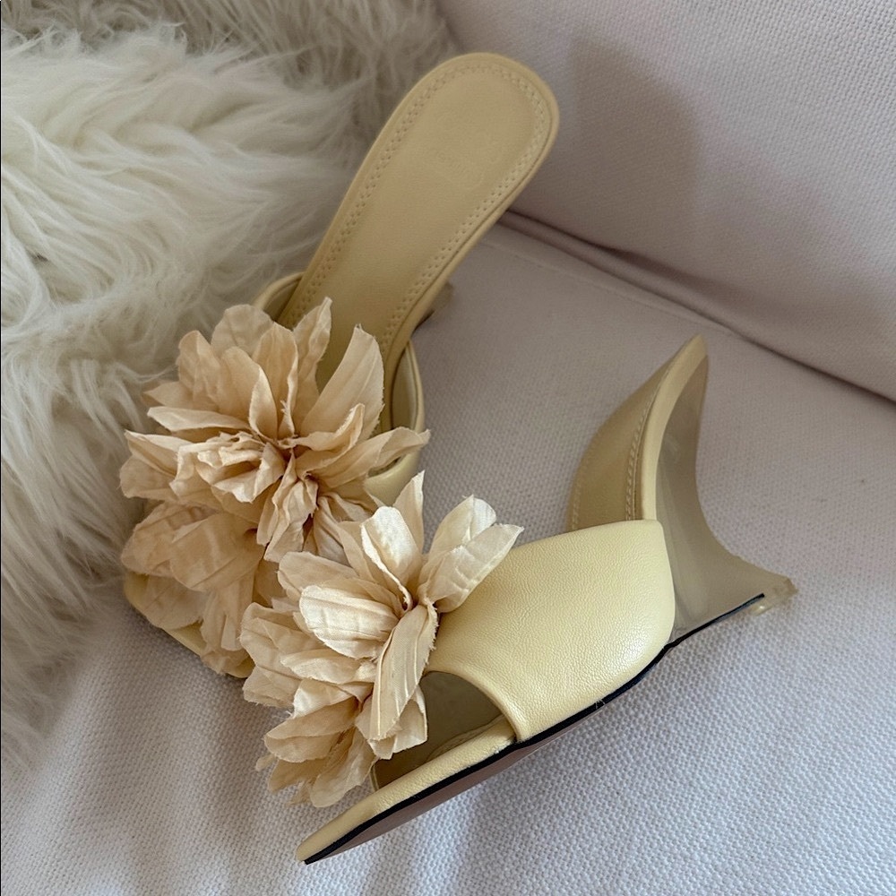 NWT Tilly Wedge Mule Sandals with a Floral Corsage in buttermilk | US5